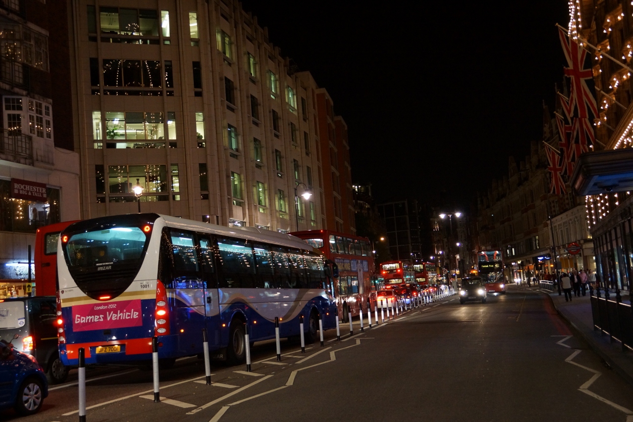 Games-bus-stuck-in-traffic-by-Harrods-1280x853